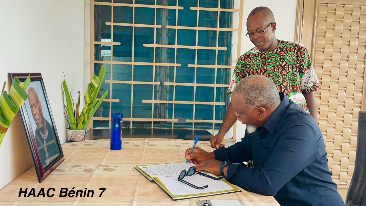 Décès du Vice-président de la HAAC, 1ère mandature: le Président Édouard LOKO signe le livre de condoléances et exprime le soutien de l'institution à la famille éplorée