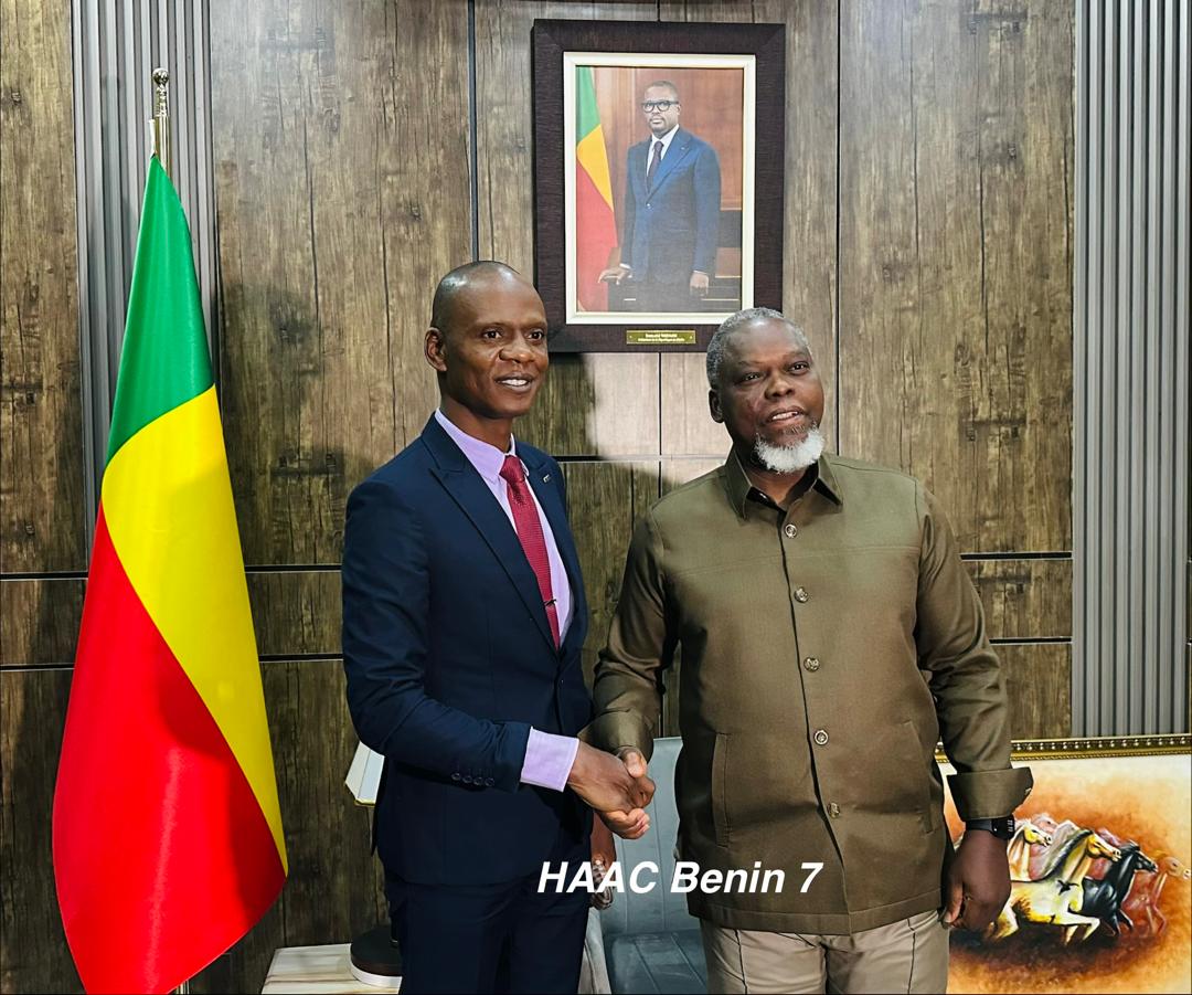 Audience à la HAAC: le Président Édouard LOKO échange avec le maire de Za-Kpota sur les enjeux du développement de la communication locale